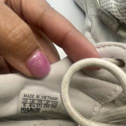 Shoes/sneakers/ tennis