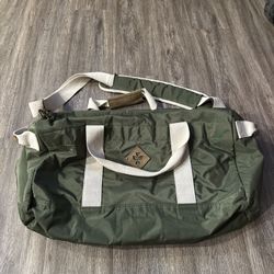 Revelry Odor Smell-Proof Duffle Bag Around-Towner $150 Water-Resistant Green XL