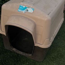 HARD PLASTIC DOG HOUSE