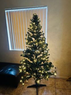 Cristmas tree 6 ft tall new