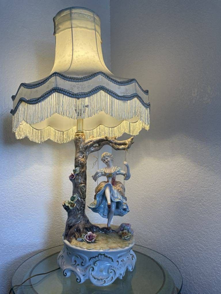 Capodimante Porcelain Figure Lamp