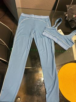 Alo Yoga Two-Piece Set Leggings and Sports Bra