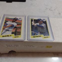 Baseball.  1990 Fleer Baseball Set.  Includes Sammy Sosa Rookie Card.  See Below.
