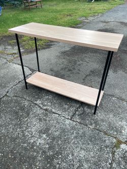 Nice wood entry table ( like new