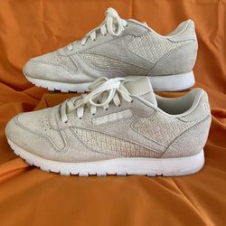 Women’s Reebok Size 9