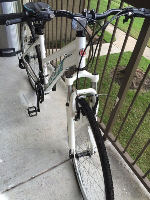Schwinn DSB Women s bicycle 700c white for Sale in La Porte