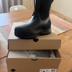 Ugg- Neumel Black Size 6.5 NWT