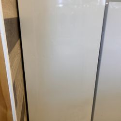 FRIGIDAIRE UPRIGHT FREEZER 