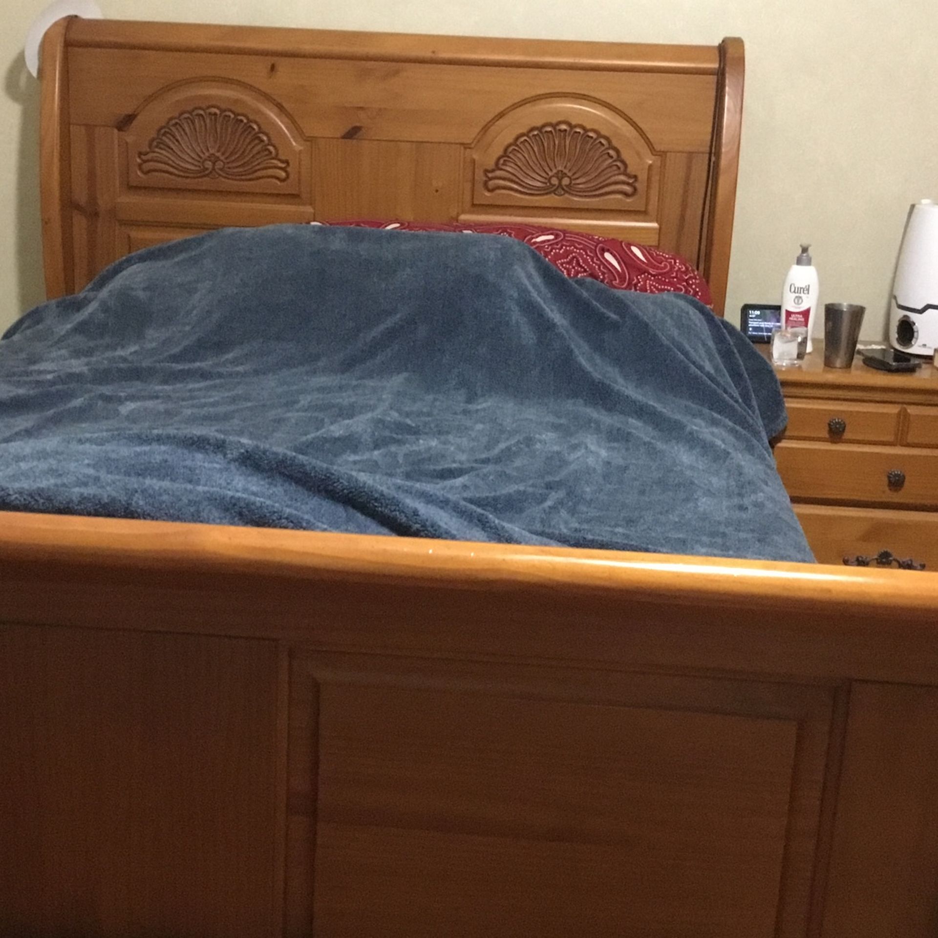 Bedroom Set Bed Dresser With Mirror; Dresser And Side