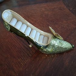 Decorative high-heel shoe ring holder, often associated with Princess Tiana from Disney's The Princess and the Frog. 