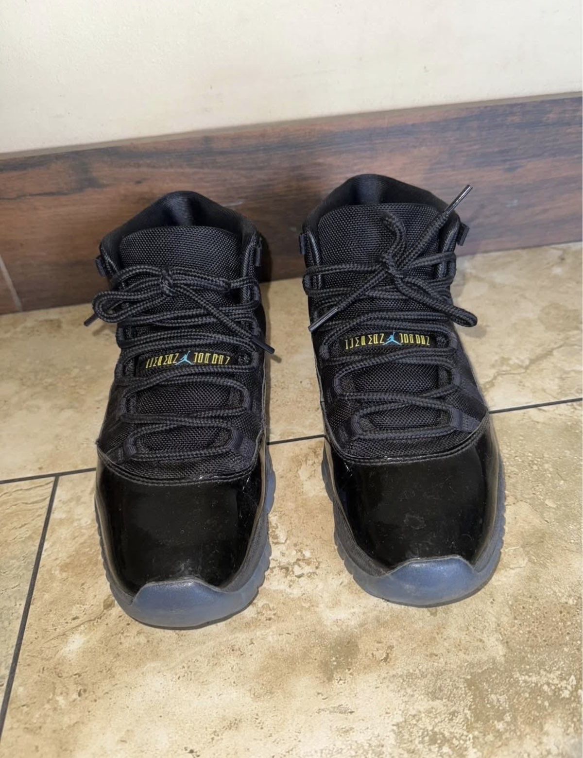 Jordan 11 Gamma ( Size 9.5 )