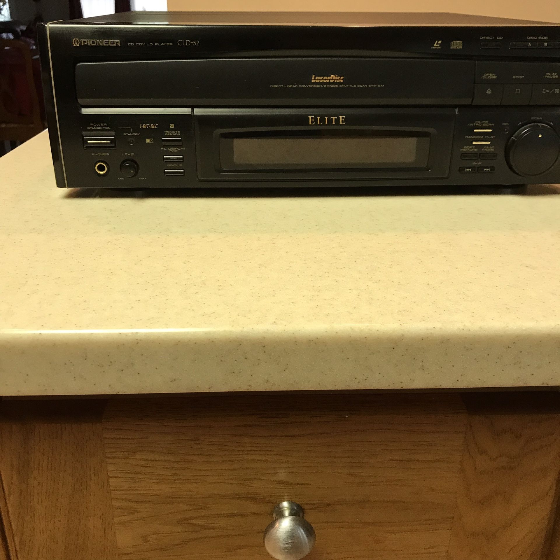 PIONEER - CLD-52 LASER DISC PLAYER