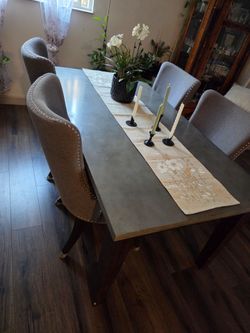 4 Chair dinnig table,,gray