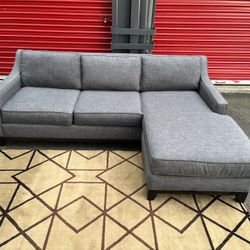 Sectional Reversible Couch!! Delivery Available 🚚!! Dimensions: 90” Length x 30” Height x 38.5” Depth ( 66” Depth Chaise)