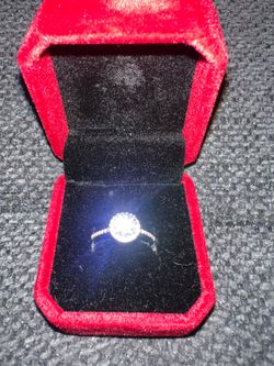 QUEEN'S 3CT Moissanite Ring - Size 7 - Sterling Silver 925 - Sparkling Halo  PRECIO:  $220 OBO