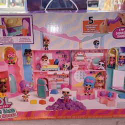L.O.L. Surprise! Squish Sand Magic House with Tot- Playset with Collectible Doll, Squish Sand, Surprises, Accessories