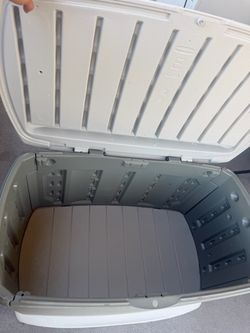Rubbermaid Large Plastic Storage Chest