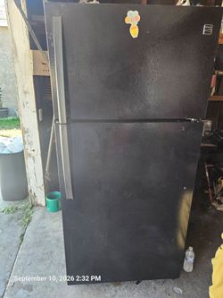 Kenmore 30” Top-Freezer Refrigerator (Black) Works Perfectly!