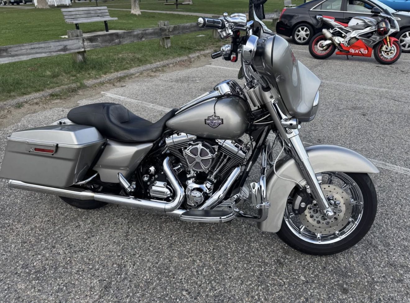 2009 Harley Davidson street glide for sale. This motorcycle is an excellent running condition. Comes with extra parts and accessories.   $7000 Cash On