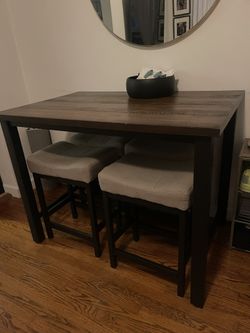 Table & 4 Chairs / Stools