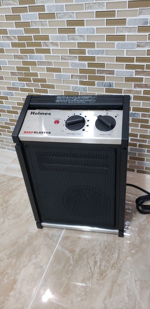 Portable Compact Holmes Heat Blaster Miniature Heater With Blower, Warm Up Fast. 1500W. Space Saver. Good Working Condition. Very Clean.