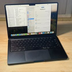 MacBook Air 13" M3 8GB RAM/ 256GB %99 Battery Health
