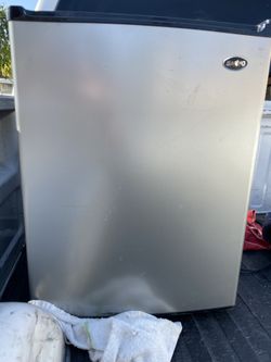 Mini fridge with ice maker