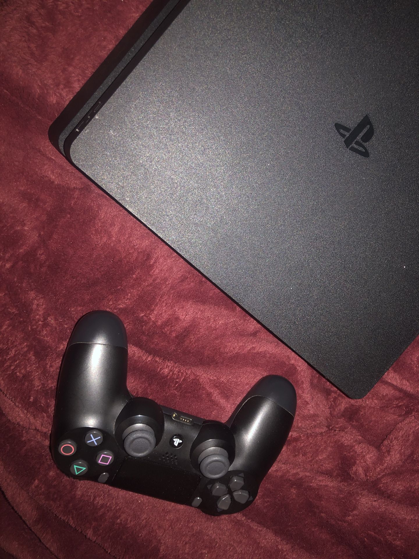 Ps4 slim w 2 controllers