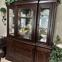 Dinning Room Table And Hutch