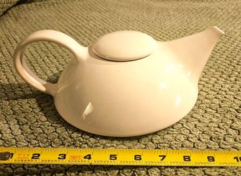 Vintage modern minimalist Tea Pot by Claudia Shuride