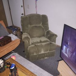 Newer Green Recliner In Great Condition 
