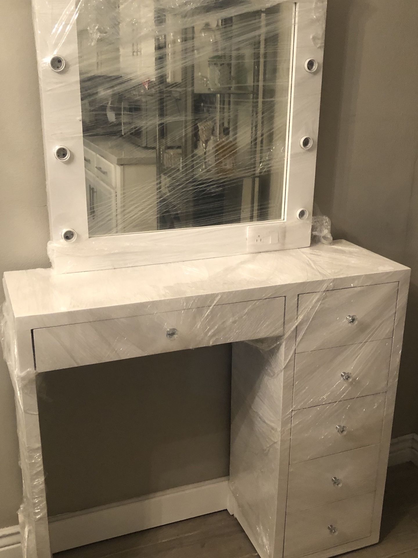 Vanity Desk With Mirror