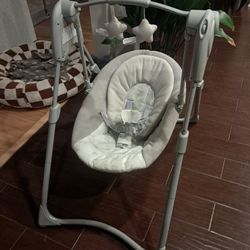 Graco Slim Spaces Compact Baby Swing 