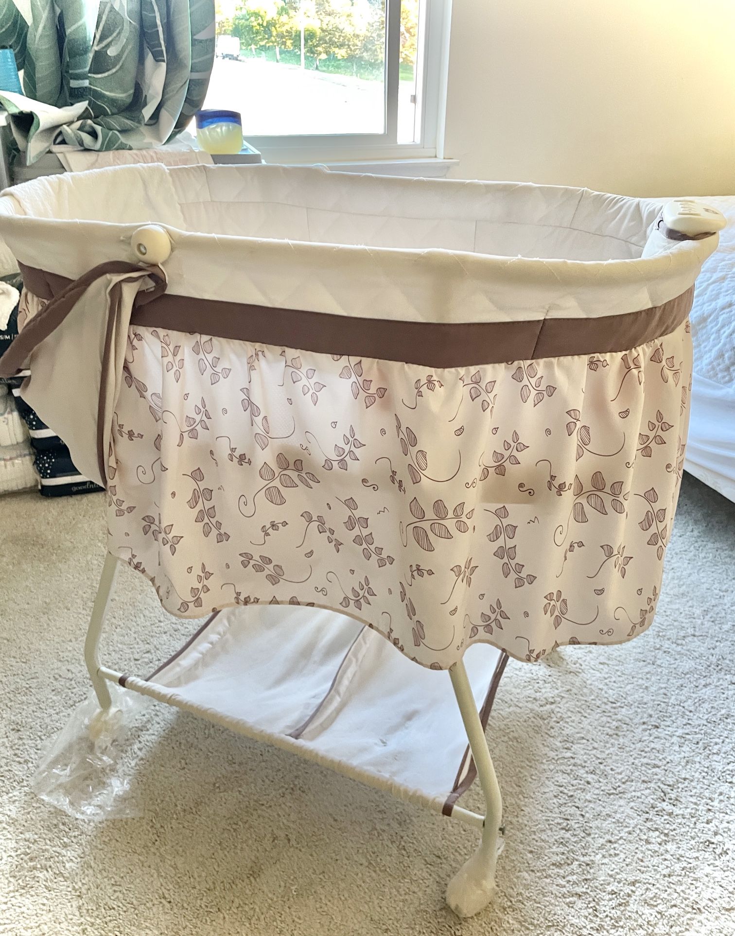 Delta bassinet with Music, Night Light And Gentle Rocking