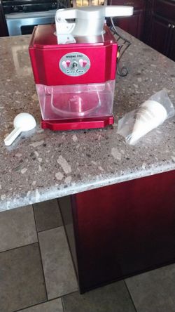 NOSTALGIA SMALL SNOW CONE MAKER IN EXCELLENT WORKING CONDITION LIGHTLY USED
