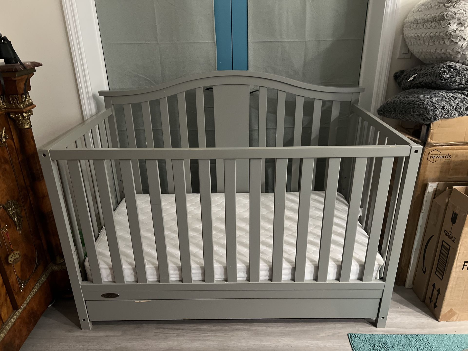 Graco Solano Baby Crib with new mattress