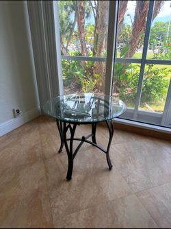 Glass round table 26” in great condition