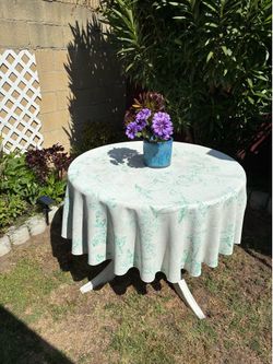 Vinyl round table