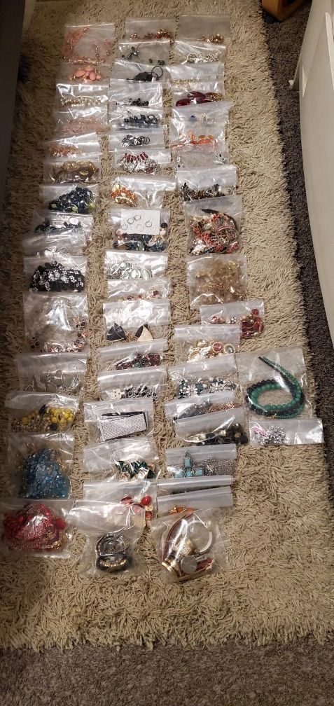LOTS of Jewelry Pieces