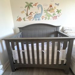 Crib - Delta Children Includes mattress 