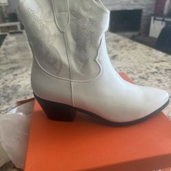 Size 8. Cowgirl Boots 