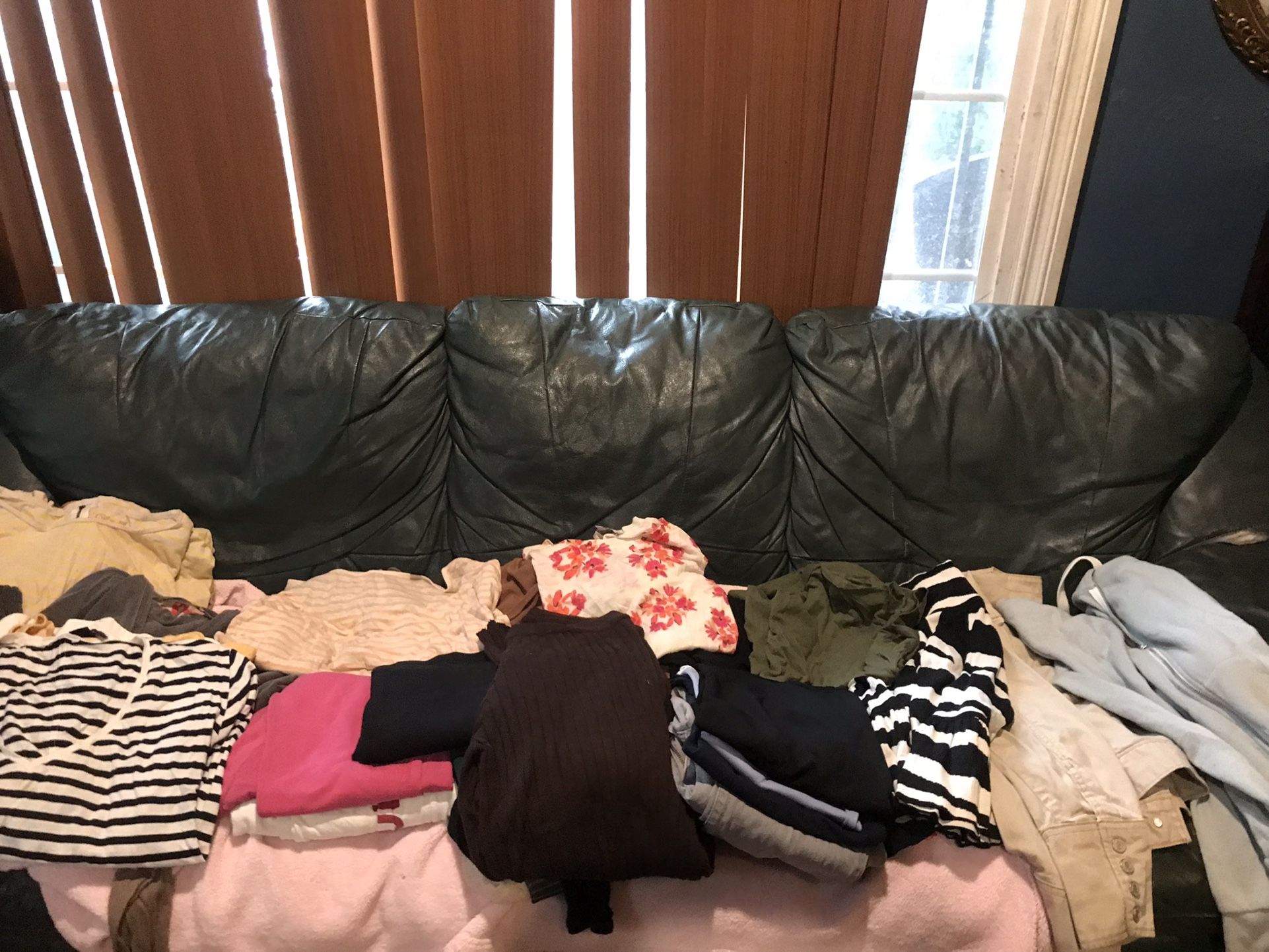 Woman Bundle Size Medium 30 Items Use Con Sedition Clean Tops Blouses Shirts Leggings Hoodies Jackets Long Sleeve Shirts Sweaters South La 90043