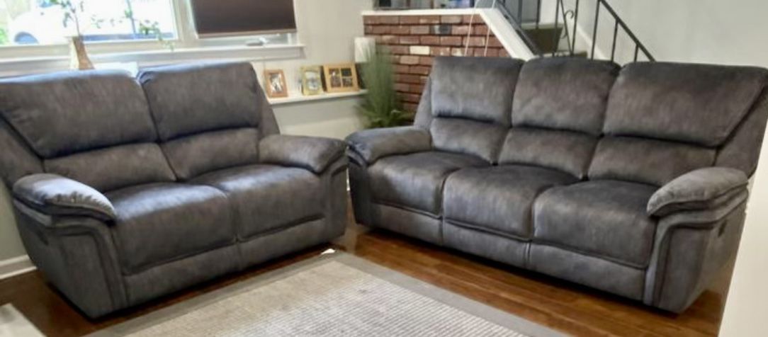 LIKE BRAND NEW RECLINING COUCH & LOVE SEAT