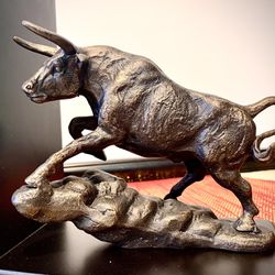 Gorgeous solid bronze sculpture Bull bookend, like new 