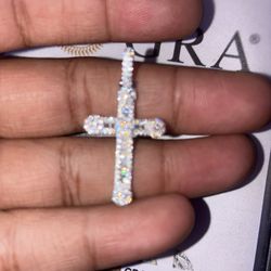 Small Cross Pendant S925 Moissonite 