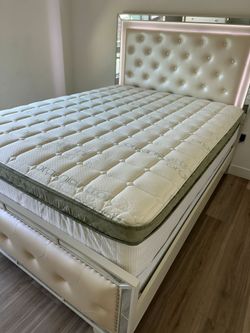 Queen Size Mattress Pillow Top 12"    new mattress in a plastic sealed