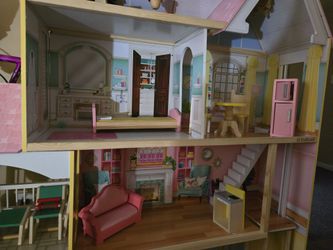 Children's playhouse with accessories for sale – like new
