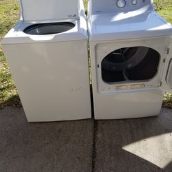 BEAUTIFUL LIKE NEW TOP LOAD WASHER AND ELECTRIC DRYER SET 
