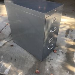 Metal Filing Cabinet 8/10 Condition Drawers Work Good 