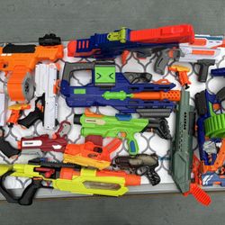 TONS OF NERF GUNS